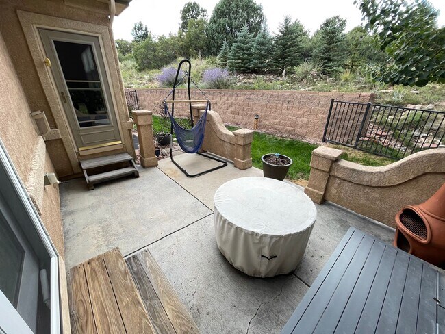 Building Photo - ADORABLE 5 BEDROOM, 4 BATH, 3 CAR GARAGE L...