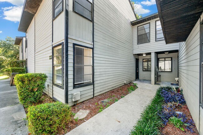 Primary Photo - Spacious 3/2 Townhome in Highly Sought-After Marchwood – Available Now!