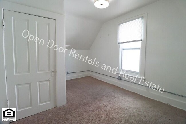 Building Photo - 927 Nuttman Ave