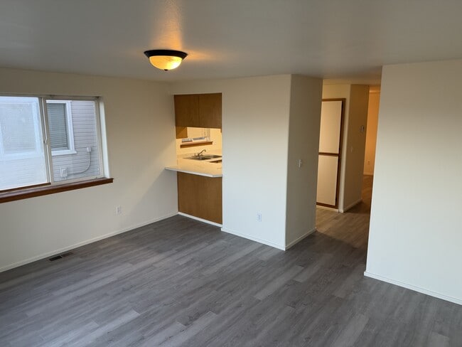 Building Photo - 1511 Hollyhock Dr