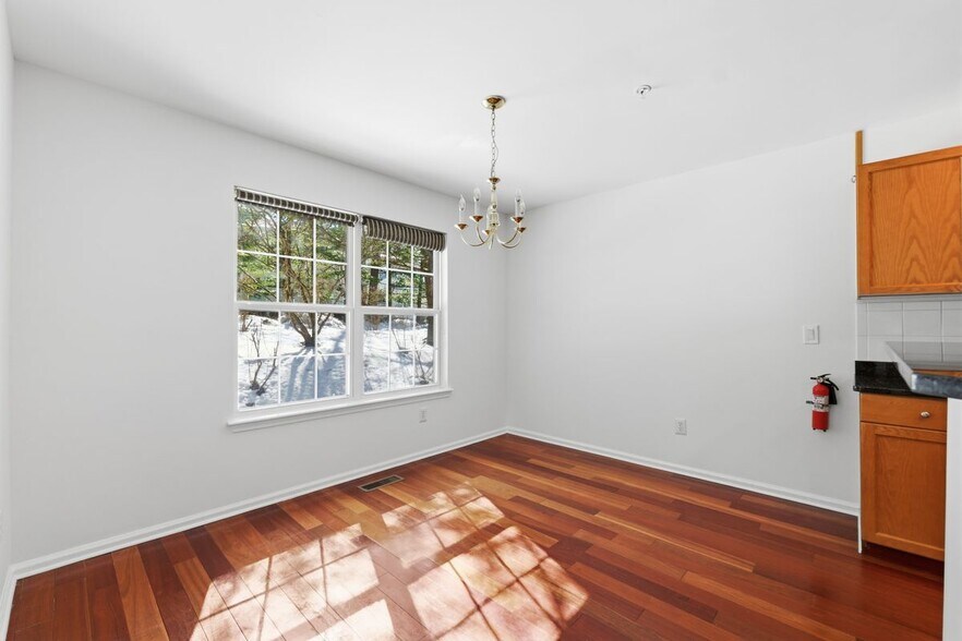 Building Photo - 402 Dalton Ct