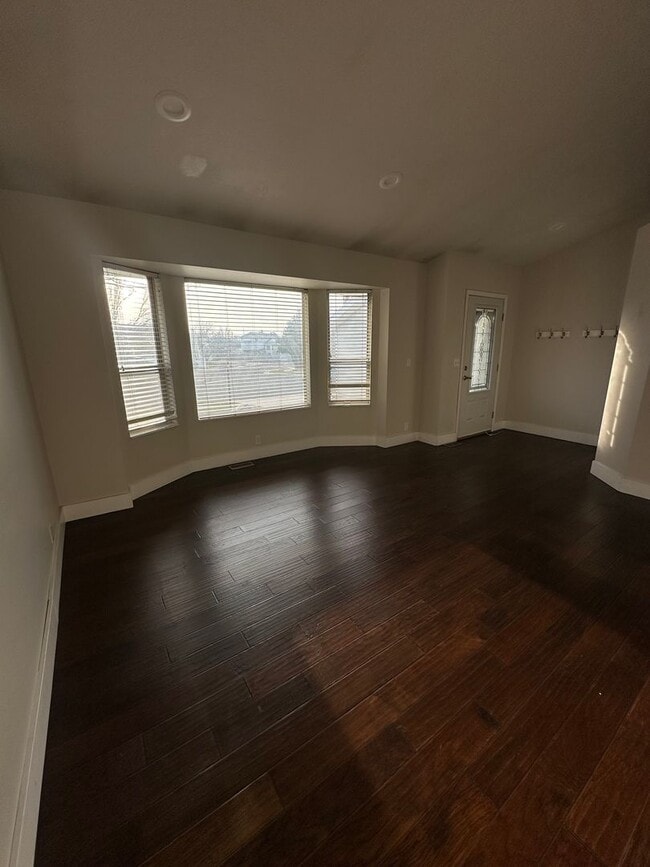 Building Photo - GET $500 OFF THE FIRST MONTHS RENT!!!