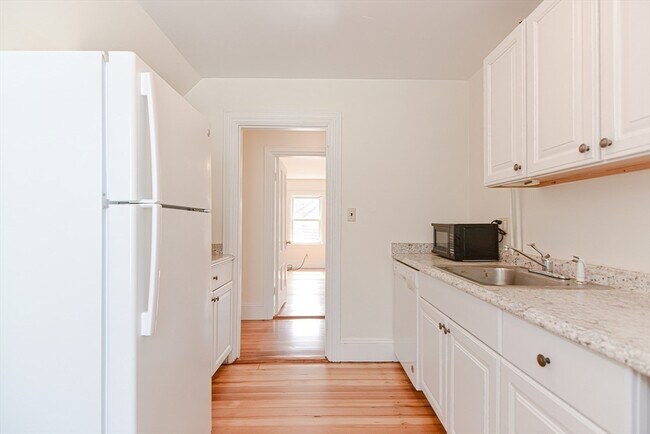 Building Photo - 36 Willow St