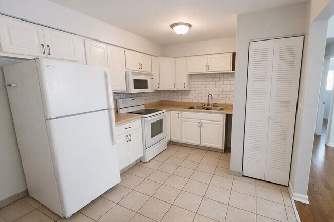 Building Photo - 5811 Rose Ave