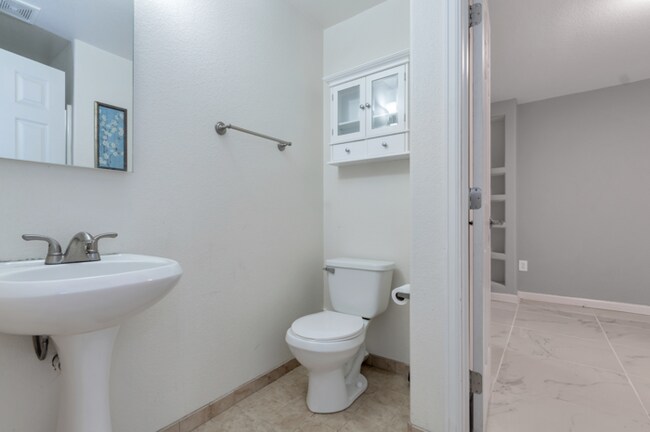 Building Photo - Charming 6 beds 3 baths in Denver!