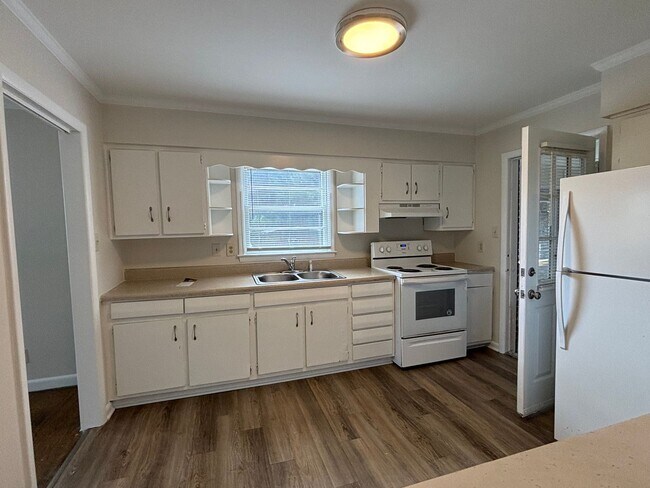 Building Photo - 3 BR with deck conveninent to Four Seasons Mall