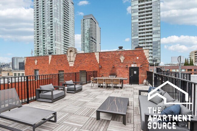 Building Photo - 1140 N La Salle Dr
