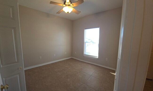 Building Photo - 204 Ann Cir