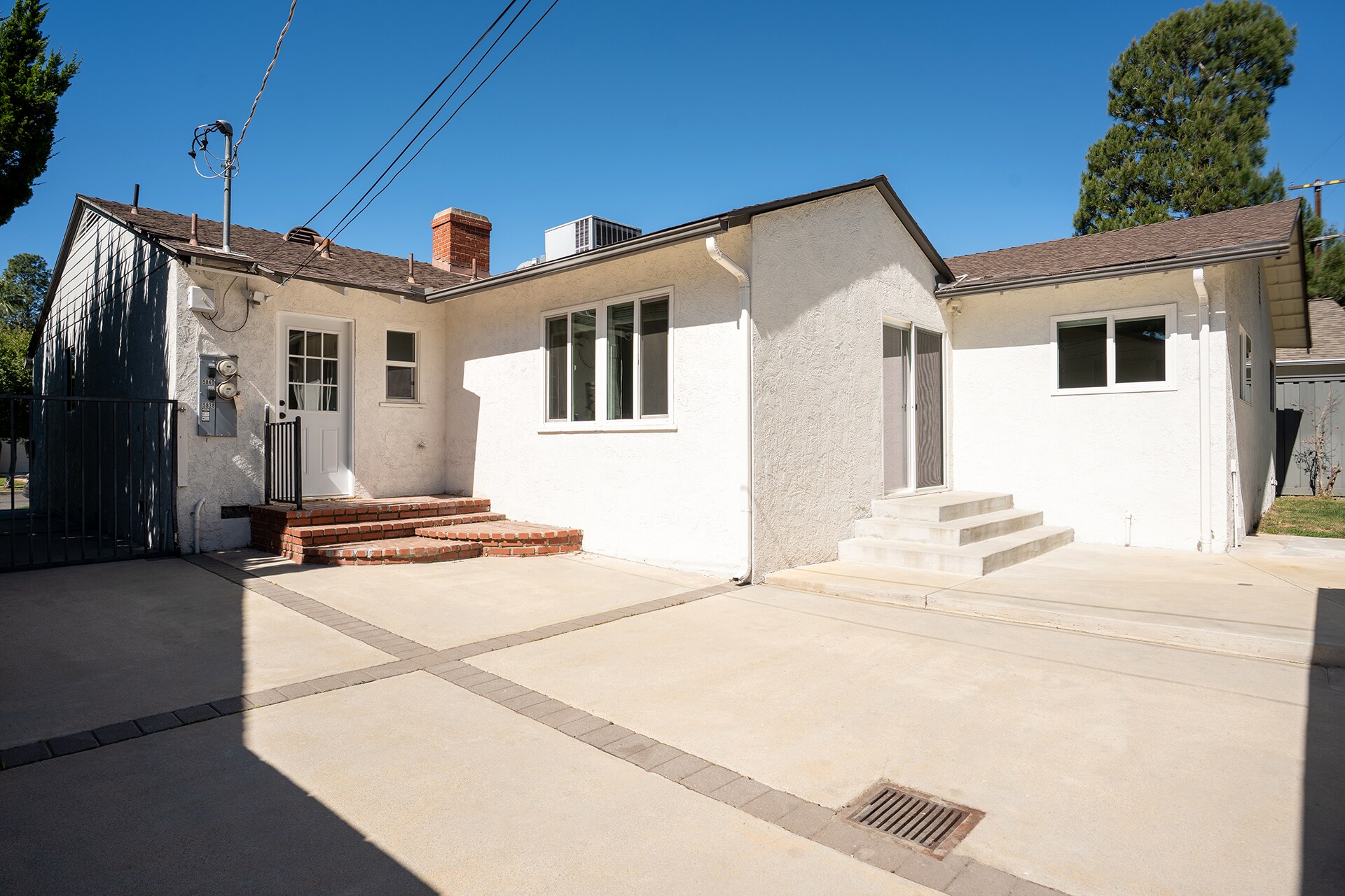 Building Photo - 5840 Allott Ave