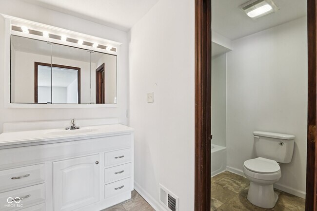 Building Photo - 218 W Main St