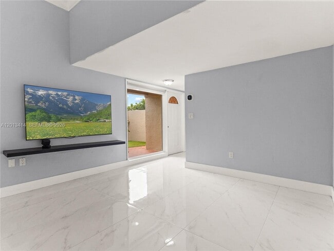 Building Photo - 9133 Fontainebleau Blvd