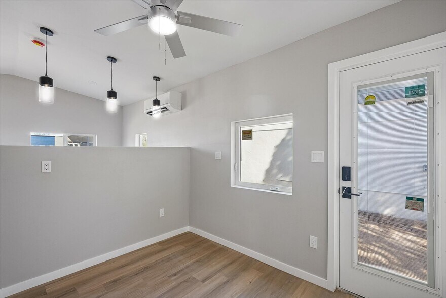 Building Photo - 890 E Ash St