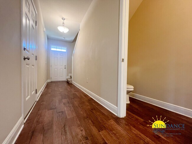 Building Photo - Reserve Pointe Townhome with Community Pool!