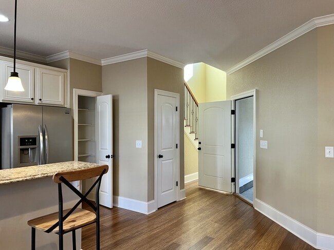 Building Photo - 2000 Croyden Cir