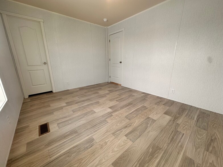 Building Photo - 26 Jubilee St