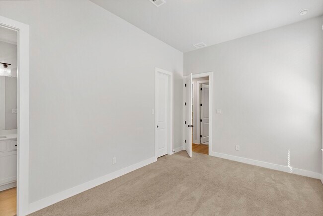 Building Photo - 415 N Hillary Step Pl