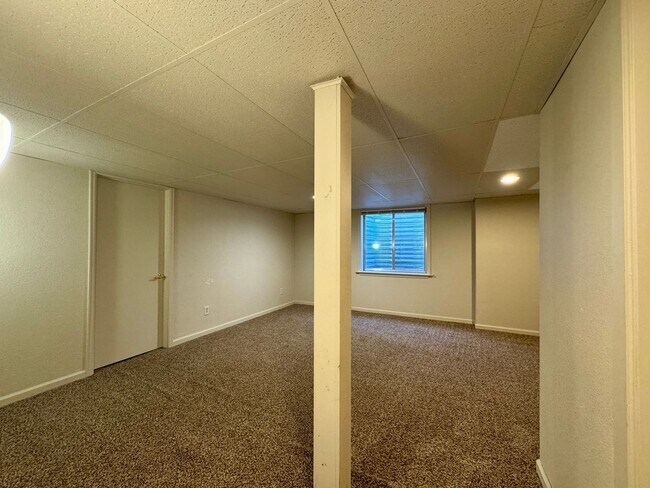 Building Photo - Available October 10th is this open layout 5 bedroom home in Green Mountain!