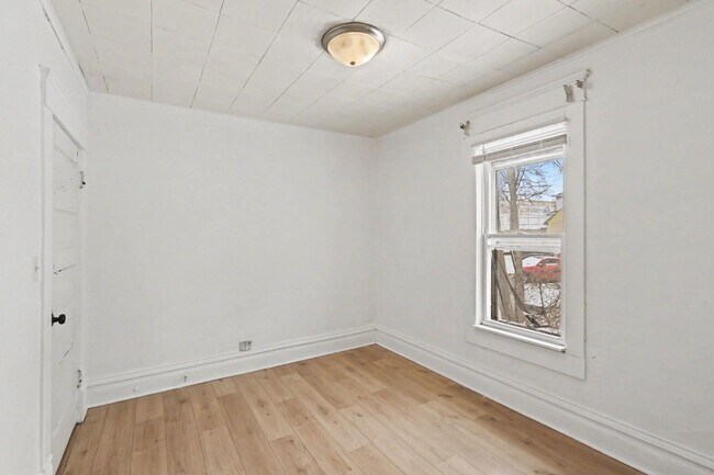 Building Photo - 811 Larned St