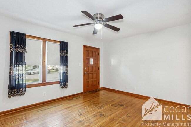 Building Photo - 3 Bedroom Home w Garage