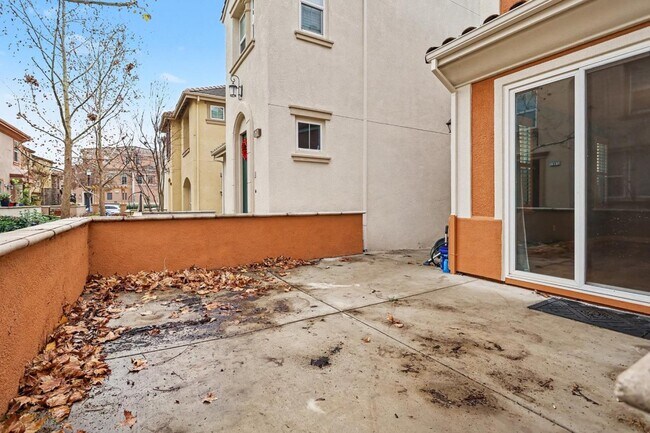 Building Photo - 568 Selby Lane