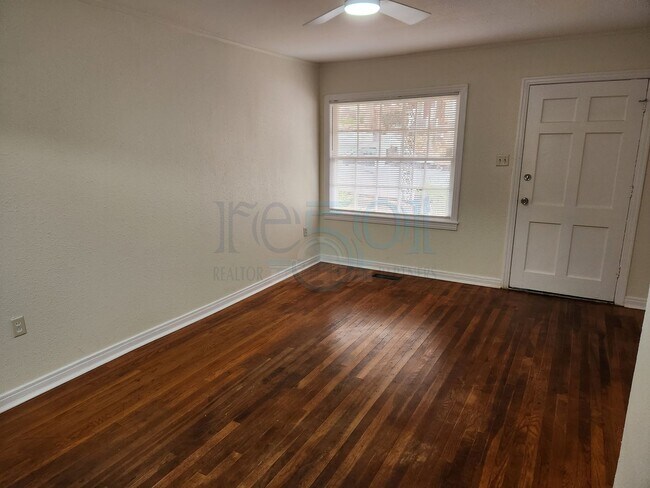 Building Photo - Elm, 200-202 N. Duplex