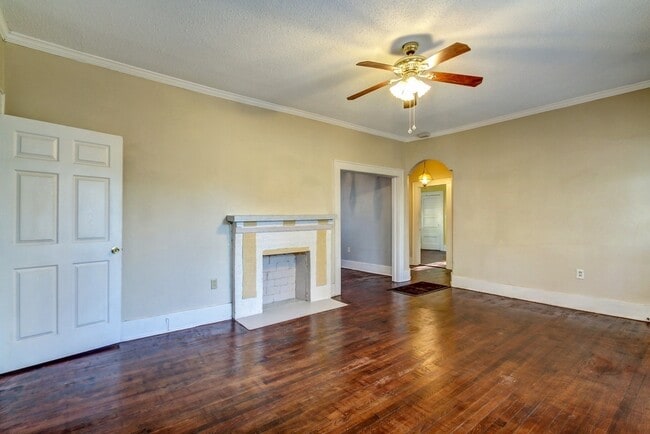 Building Photo - Beautiful Single Family house near downtow...