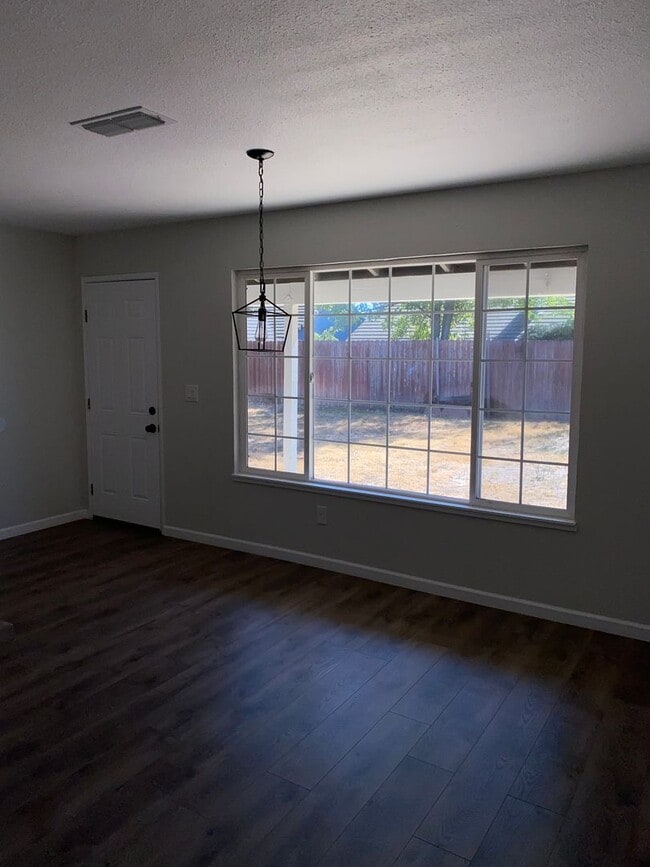 Building Photo - All Freshened Up and Waiting!