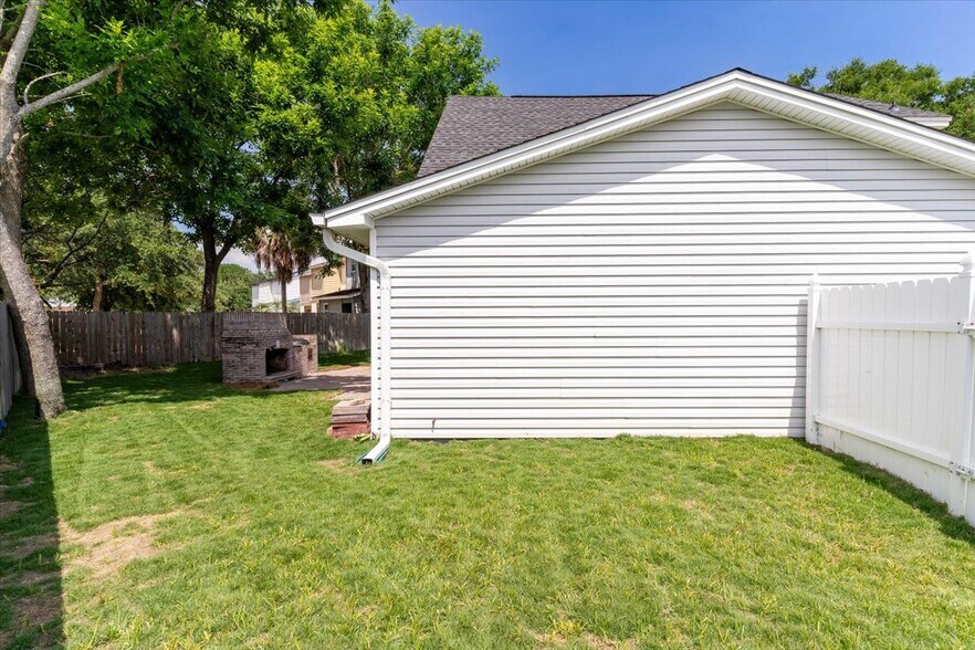 Building Photo - 817 N Lakeside Dr