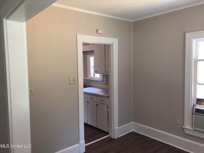 Building Photo - 495 Woodruff St