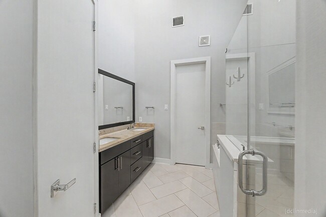 Building Photo - 1705 Alamo St