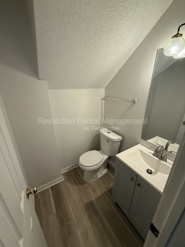 Building Photo - 3045 Lakeside Cir