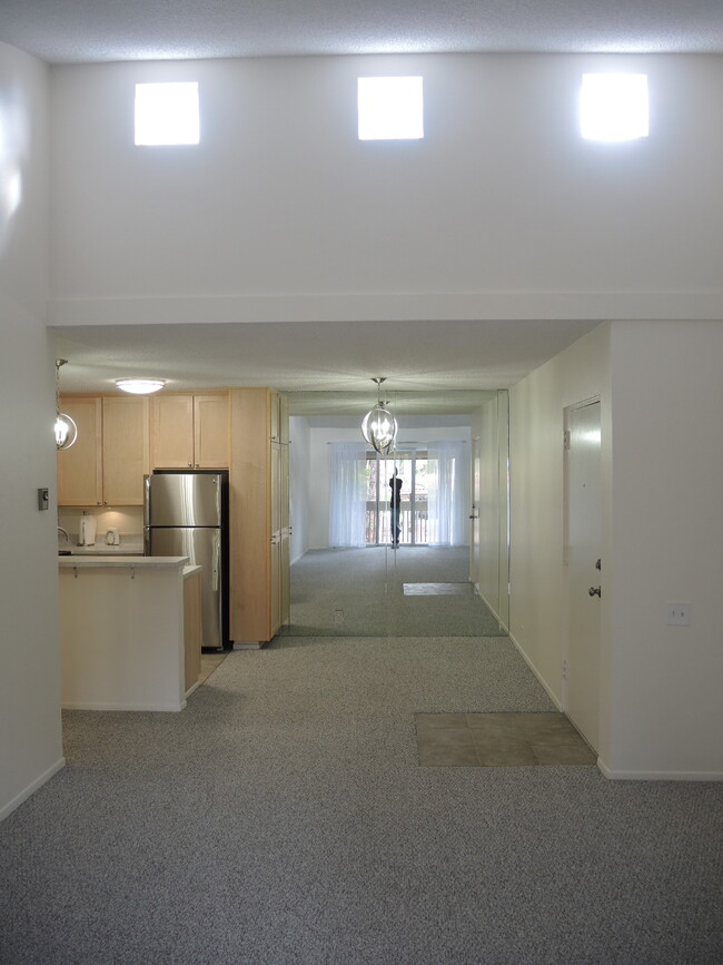 Building Photo - 1855 Diamond St