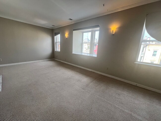 Building Photo - Charming Studio Unit Condo in Dupont Circle!