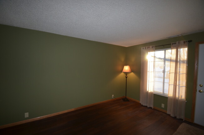 Remodeled unit living area - 409 - 531 13th Ave Apartments