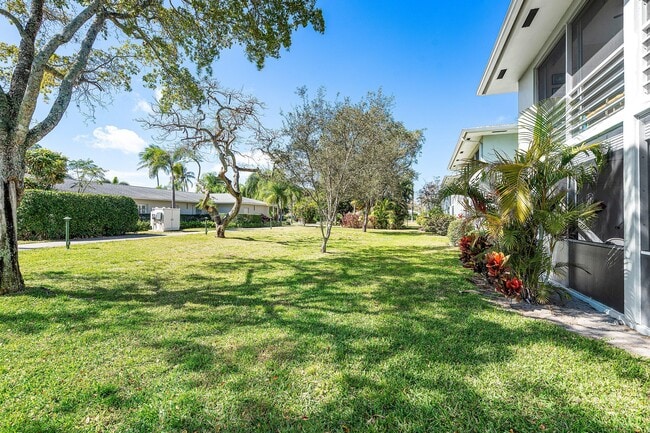 Building Photo - 2440 SW 22nd Ave