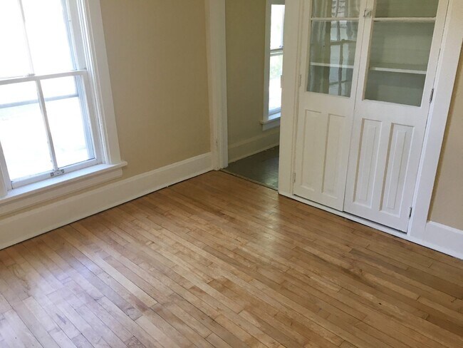 Building Photo - 4-bedroom 1 Bath Single-Family Home Near D...