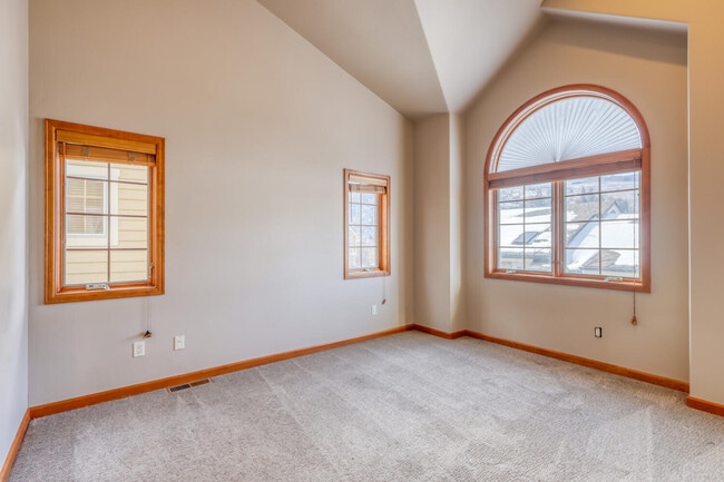 Building Photo - 140 Lions Ln