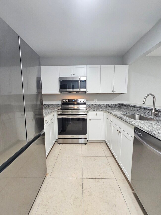 Building Photo - 1545 Lake Crystal Dr