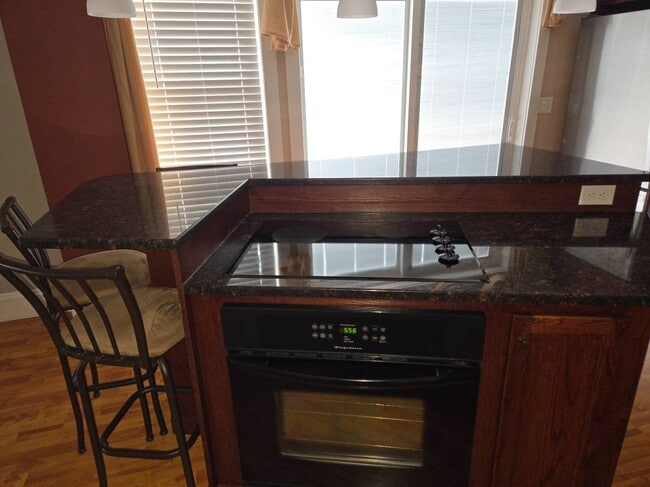 Building Photo - 2-22 Pearl St