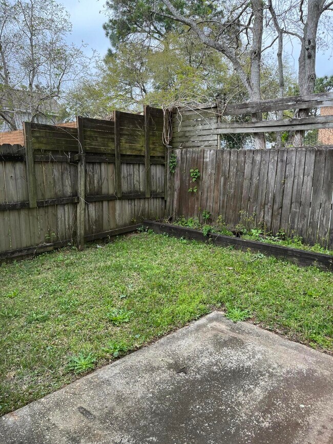 Building Photo - 1873 Whispering Oaks Ln