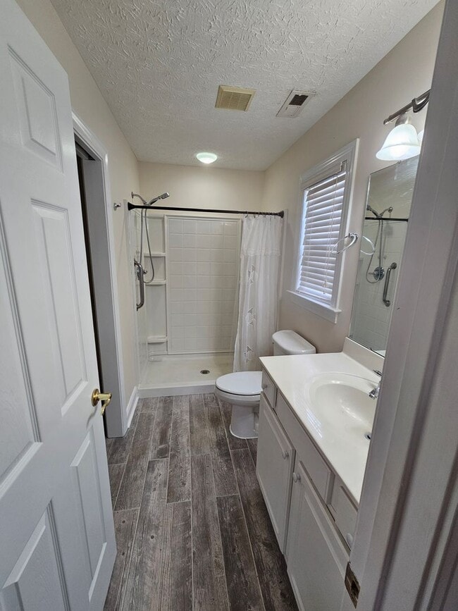 Building Photo - Beautiful 3 bedroom, 2 bath duplex with two car garage. - NO PETS