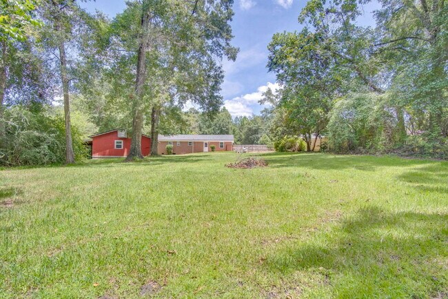 Building Photo - Completely Remodeled 3BR Home on Nearly an Acre with In-Ground Pool, Pool Service Included & Huge...