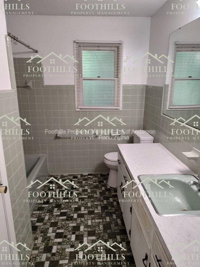 Building Photo - 130 Tanglewood Dr