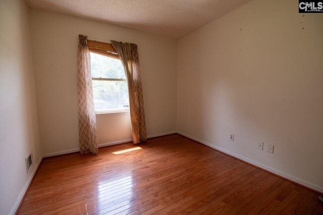 Building Photo - 140 Meadow Wood Dr