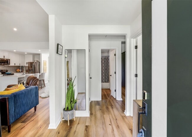 Building Photo - 2550 Roy Cir