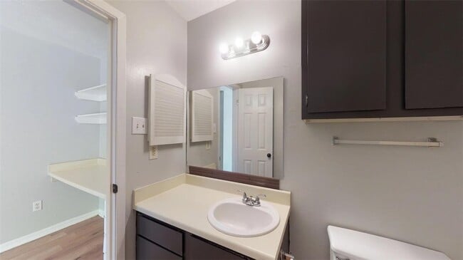 Building Photo - 725 Peppertree Dr