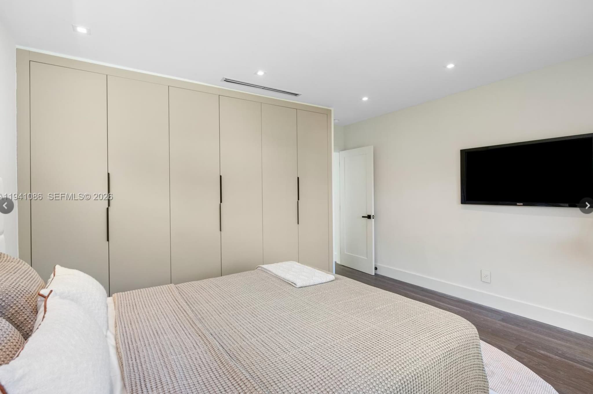 Building Photo - 7810 Hawthorne Ave