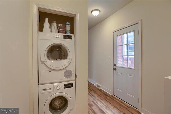 Building Photo - 409 7th St