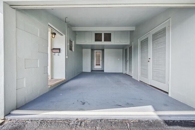 Building Photo - 2433 NE 24th St