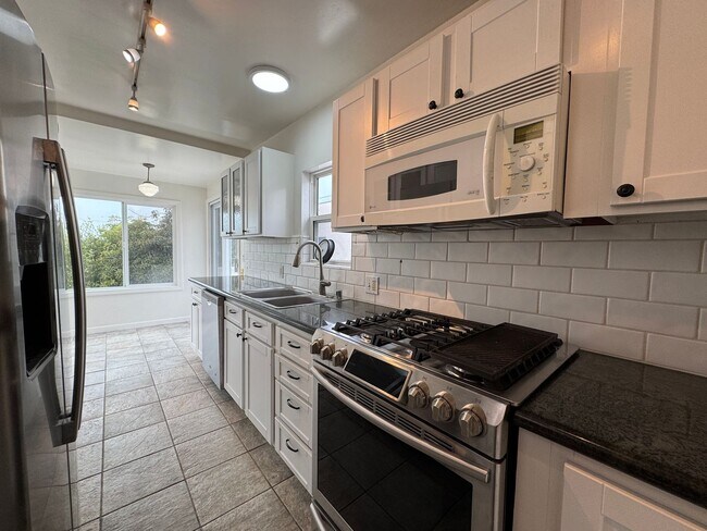 Building Photo - Stunning 2 Bedroom and 2 Bathroom Back House Available Now!